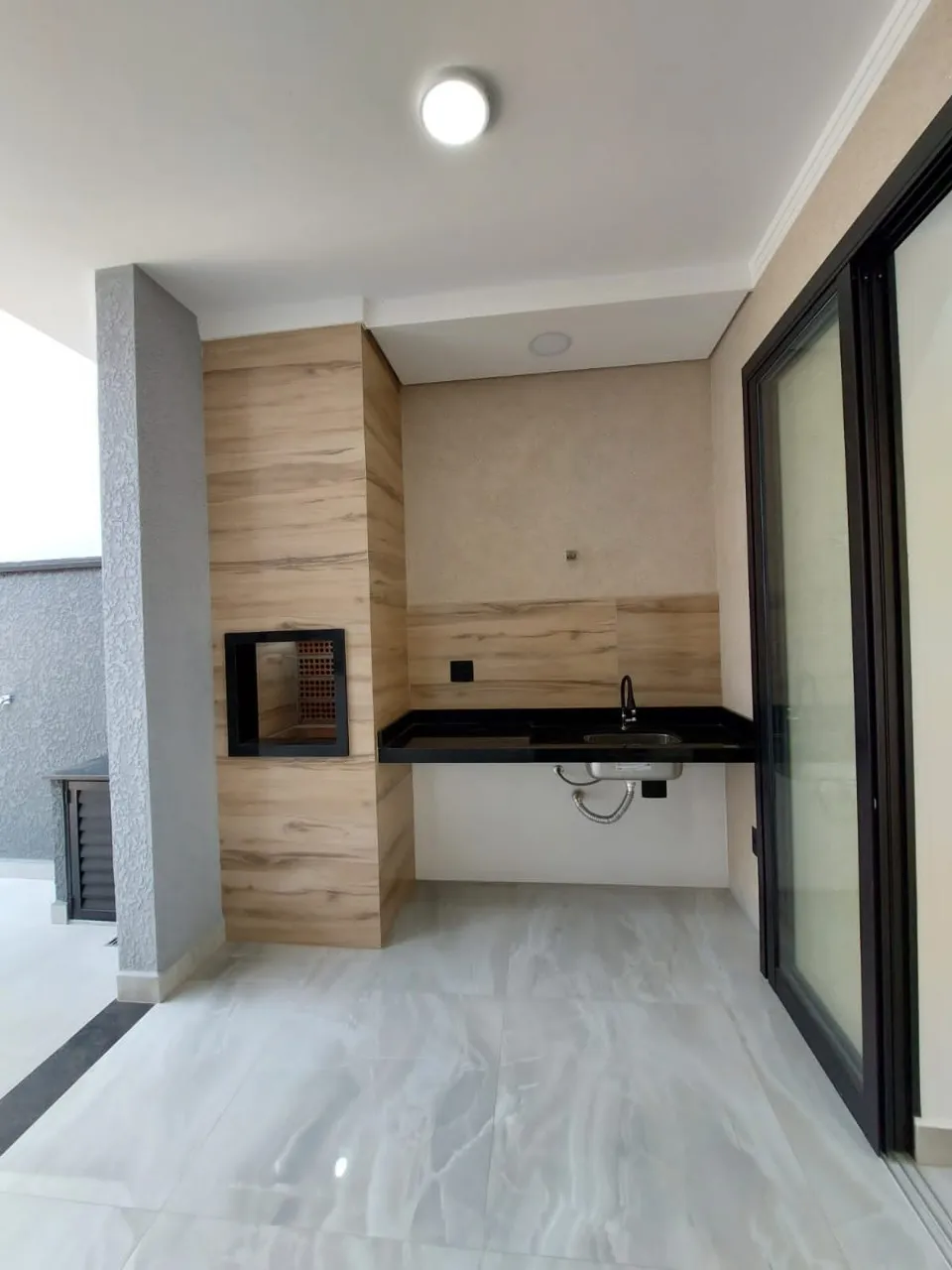 Imagem Impecável casa à venda em Sorocaba-SP, Wanel Ville: 3 quartos, 3 suítes, 145 m² de área, 4 banheiros e 2 vagas. Confira já!