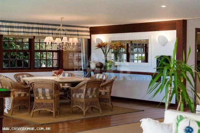 Imagem Imóvel de luxo em condomínio à beira-mar em Búzios-RJ: 5 quartos, 5 suítes, 8 banheiros, 3 vagas, 650m² de área. Venha conferir!