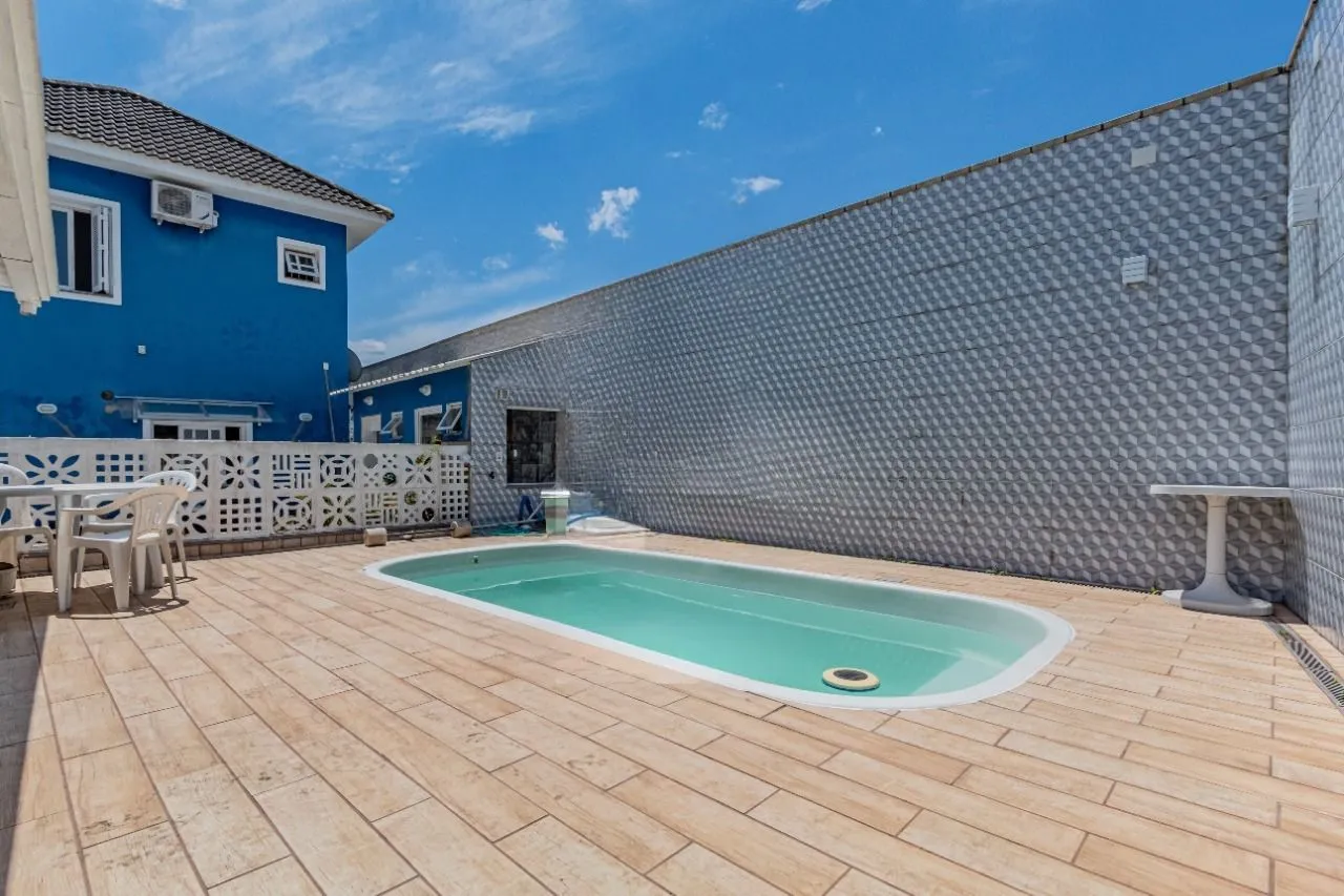 Imagem Casa com piscina e 3 quartos à venda em Cachoeirinha