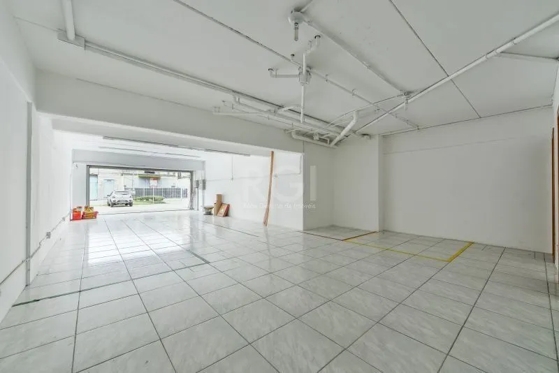 Imagem MÁFFER IMÓVEIS ALUGA - DEPÓSITO / PAVILHÃO Av. Voluntários da Pátria, 2822 - Floresta | Porto Alegre/RS Área privativa: 110 m² Vaga de garagem / carga e descarga