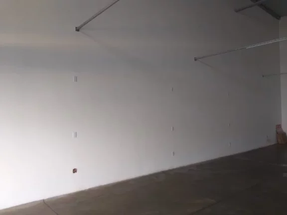 Imagem Salão Comercial à Venda em Sertãozinho-SP, Próximo ao Supermercado Amarelinho 2 Salas, 4 Banheiros, 8 Vagas de Garagem 320m²