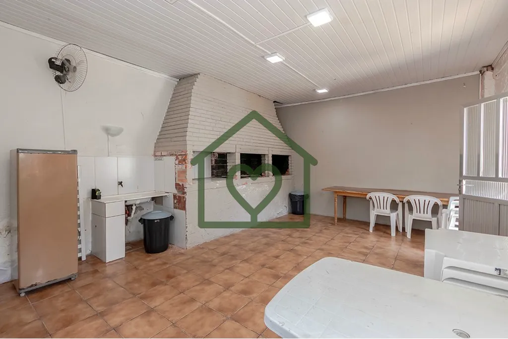Imagem Descubra o seu novo lar em Porto Alegre, RS! Este charmoso apartamento localizado na Av. Princesa Is...