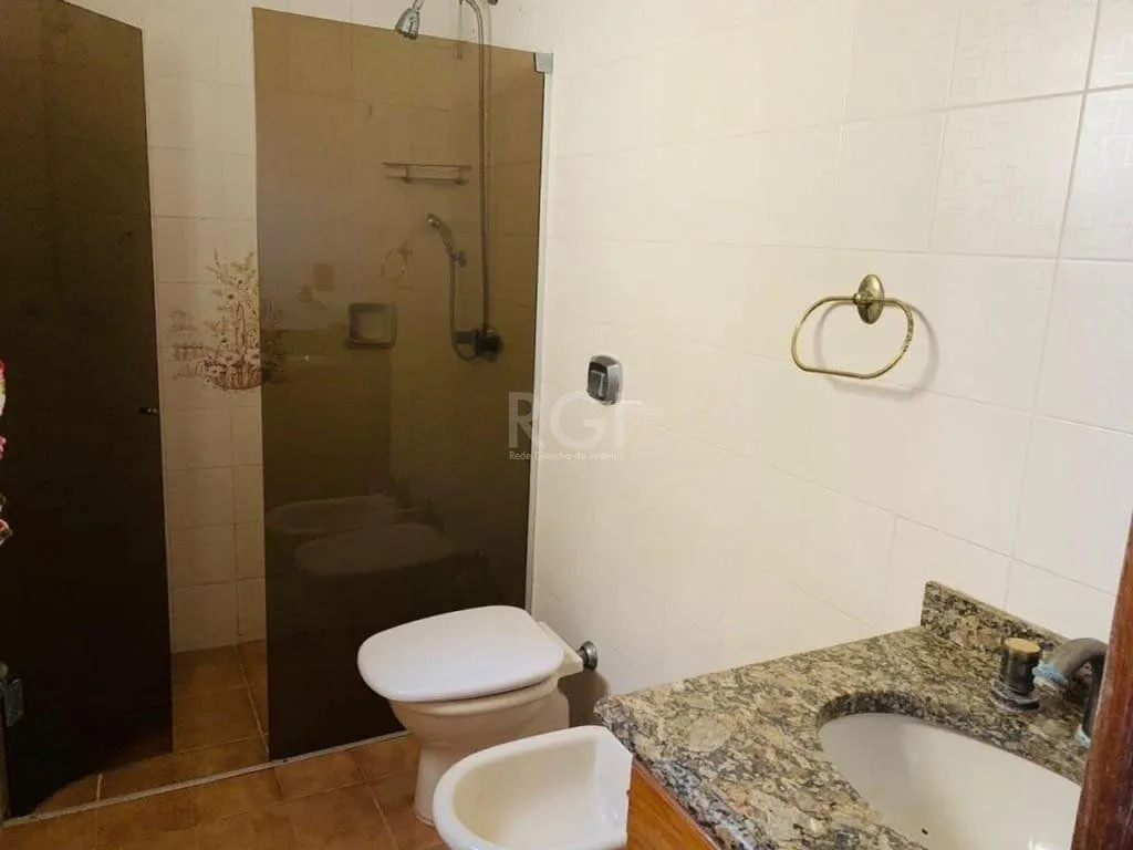 Imagem Encantadora residência com 03 dormitórios sendo 01 suíte e piscina.