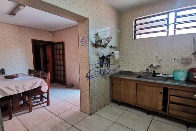 Imagem Casa Térrea de 240m² com 2 dormitórios 2 banheiros 2 vagas de garagem ótimo para construtores