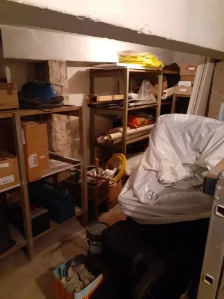 Imagem Casa térrea com 6 metros de frente por 30 metros da frente aos fundos, em lage e telhado, com piso ...