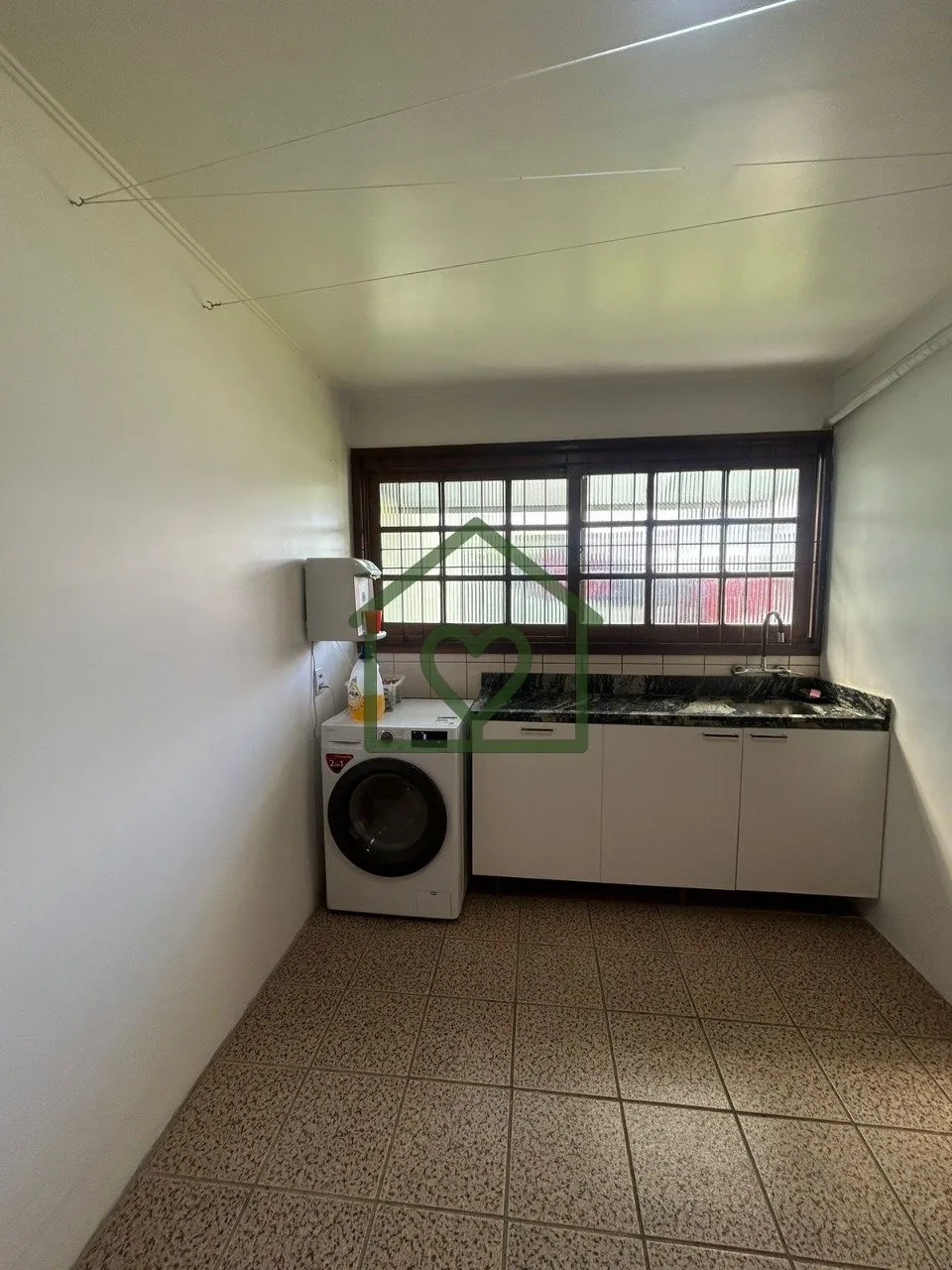 Imagem O imóvel conta com 3 dormitórios, sendo 1 suíte máster com closet em madeira e banheiro com hidr...