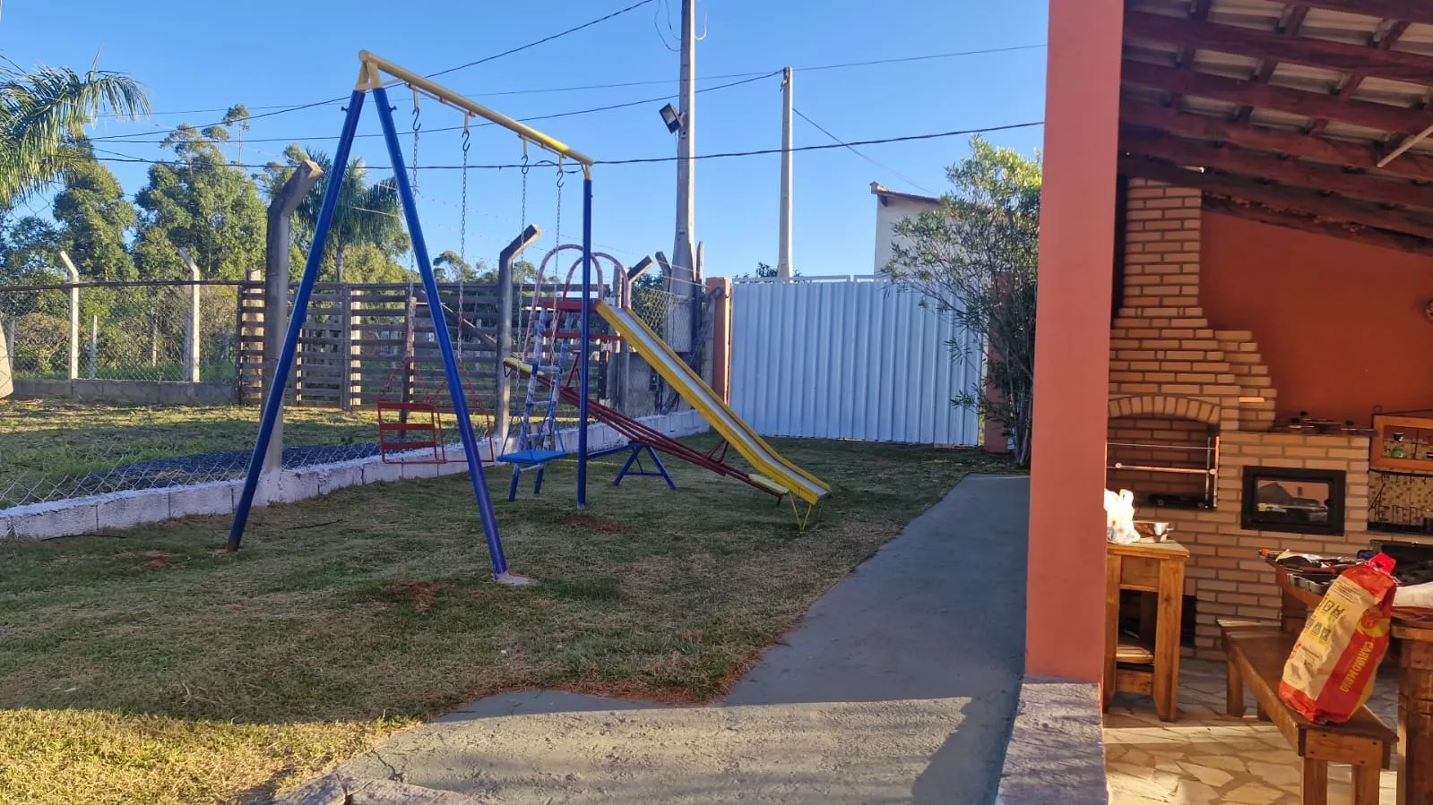 Imagem Chácara à venda no Centro de Piedade-SP: 2 quartos, 1 suíte, 1 sala, 2 banheiros, 2 vagas de garagem, 1.000 m² de área.