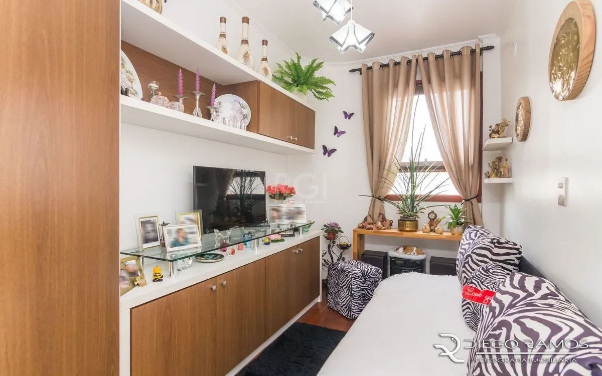 Imagem Apartamento de 2 dormitórios ,80 M² com possibilidade de transformação em 3 dormitórios. Living: Para dois ambientes e estar íntimo. Copa-Cozinha: Funcional e bem equipada. Ampla Área de Serviç