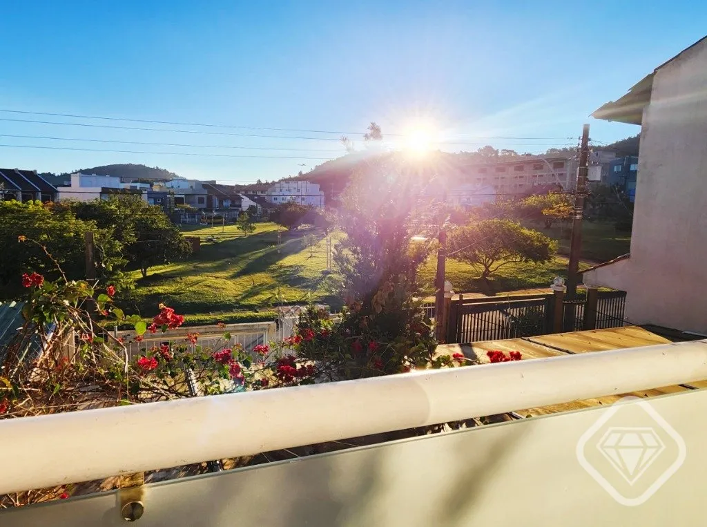 Imagem Casa semimobiliada em frente a uma linda praça no bairro Hípica, com ambientes amplos, excelente d...