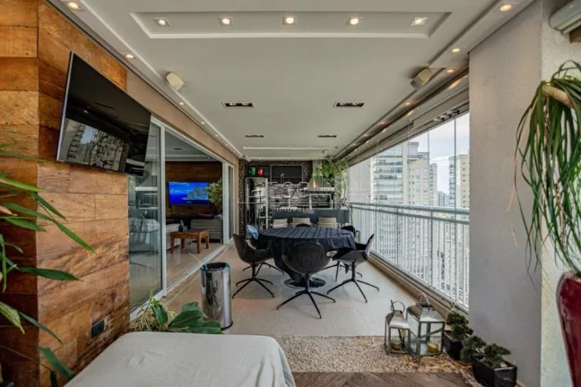 Imagem Apartamento com 206 M², 4 dormitórios sendo 3 suítes com varanda na suíte do casal, elevador soc...