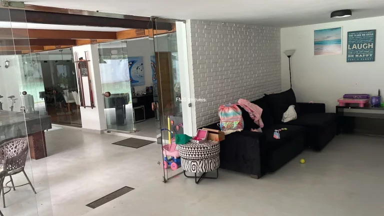 Imagem Casa de luxo à venda em São Paulo-SP, 4 quartos, 2 suítes, 3 salas, 5 banheiros, 6 vagas, 490m² no Alto de Pinheiros.