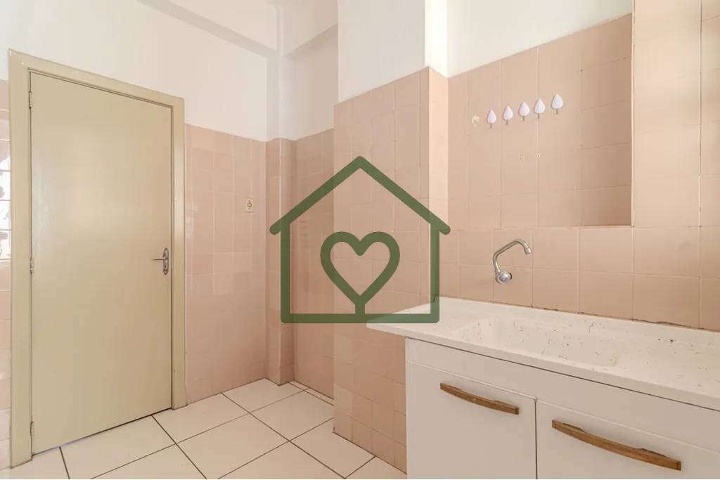 Imagem Apartamento de 3 dormitórios localizado no Centro Histórico, na Avenida Alberto Bins, 308. Imóvel...