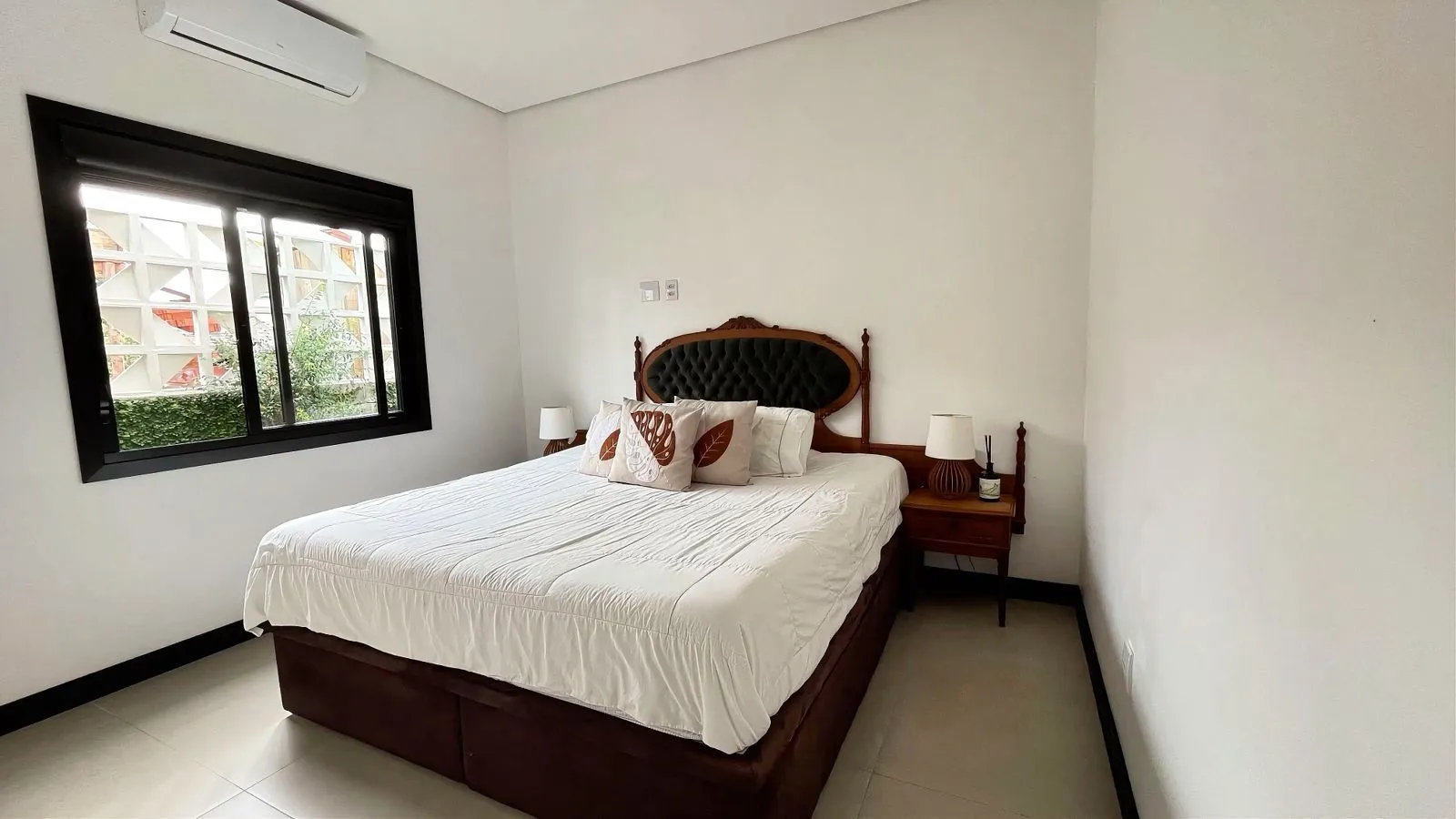 Imagem Casa Moderna com Suíte, Hidromassagem, Jardim e 2 Vagas