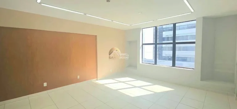 Imagem Sala comercial reformada, andar alto e vista livre. Copa e banheiro. Condomínio baixo. Em Brotas, p
