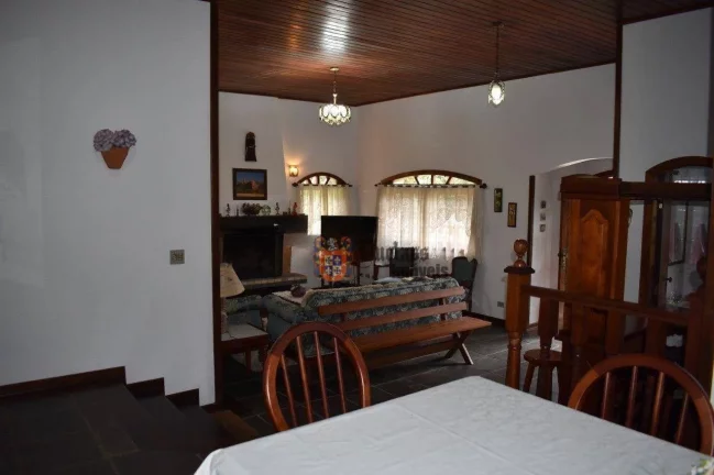Imagem Casa com 3 dormitórios à venda, 292 m² por R$ 1.500.000 - Vila Inglesa - Campos do Jordão/SP