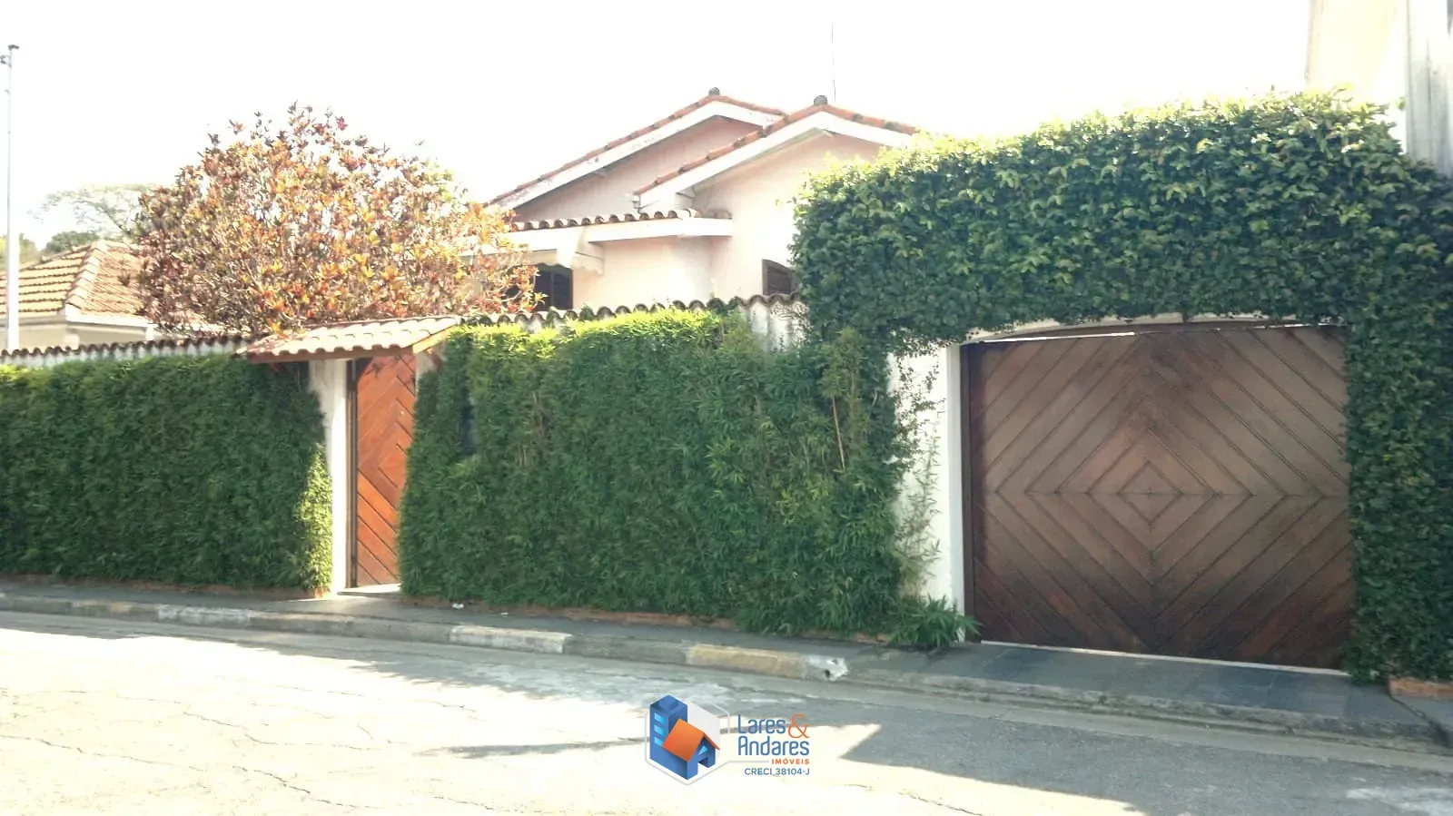 Imagem CASA À VENDA, COM 296M² COM 6 AMPLOS DORMS, COM 2 SUÍTES, 4 SALAS, COZINHA COM PLANEJADOS, CHURRASQUEIRA E 8 VAGAS - TREMEMBÉ - SP
