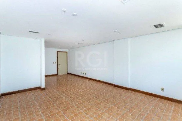 Imagem Sala comercial na Av Carlos Gomes com sacada DESOCUPADA