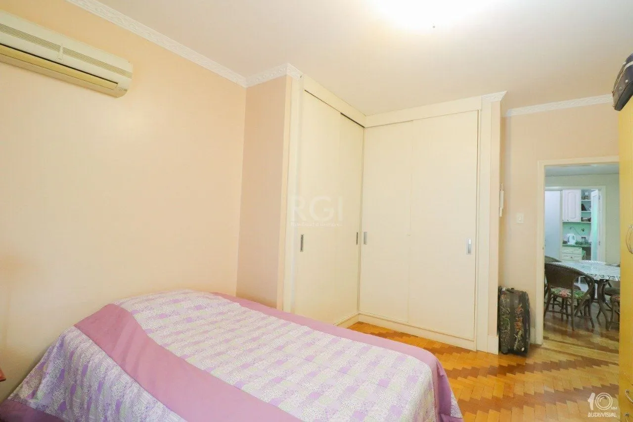 Imagem Apartamento á venda com 3 dormitórios com 1 suíte com sacada + 2 sacadas na sala e living, 233,85M² e 1 vaga de garagem escriturada e coberta, no Bairro Independência em Porto Alegre.