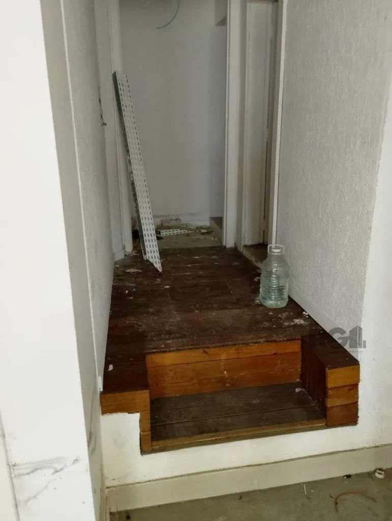 Imagem Loja comercial desocupada à venda no coração de Porto Alegre, localizada na Rua Mostardeiro