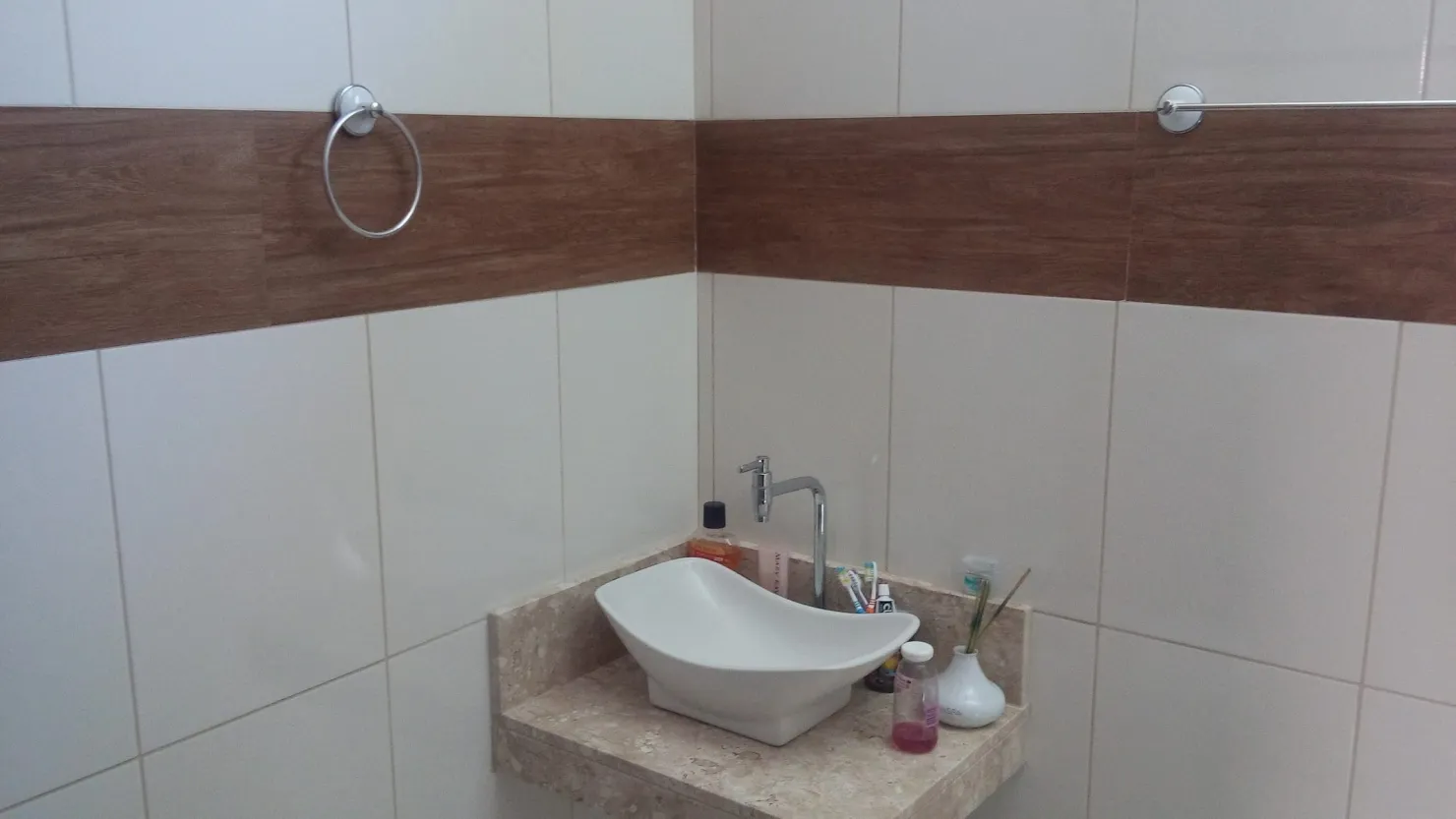 Imagem Casa à venda 3 Quartos, 1 Suite, 5 Vagas, 303M², Conjunto Habitacional Terra dos Ipês II (Fase I), Pindamonhangaba - SP
