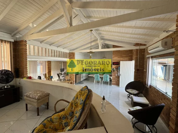 Imagem Maravilhosa Casa à Venda na Martim de Sá - 4 Quartos, 2 Suítes, 3 Salas, 2 Banheiros, 12 Vagas de Garagem, 230 m²!