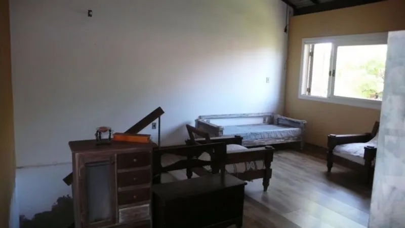 Casa Ampla com 2 pavimentos , grande pátio