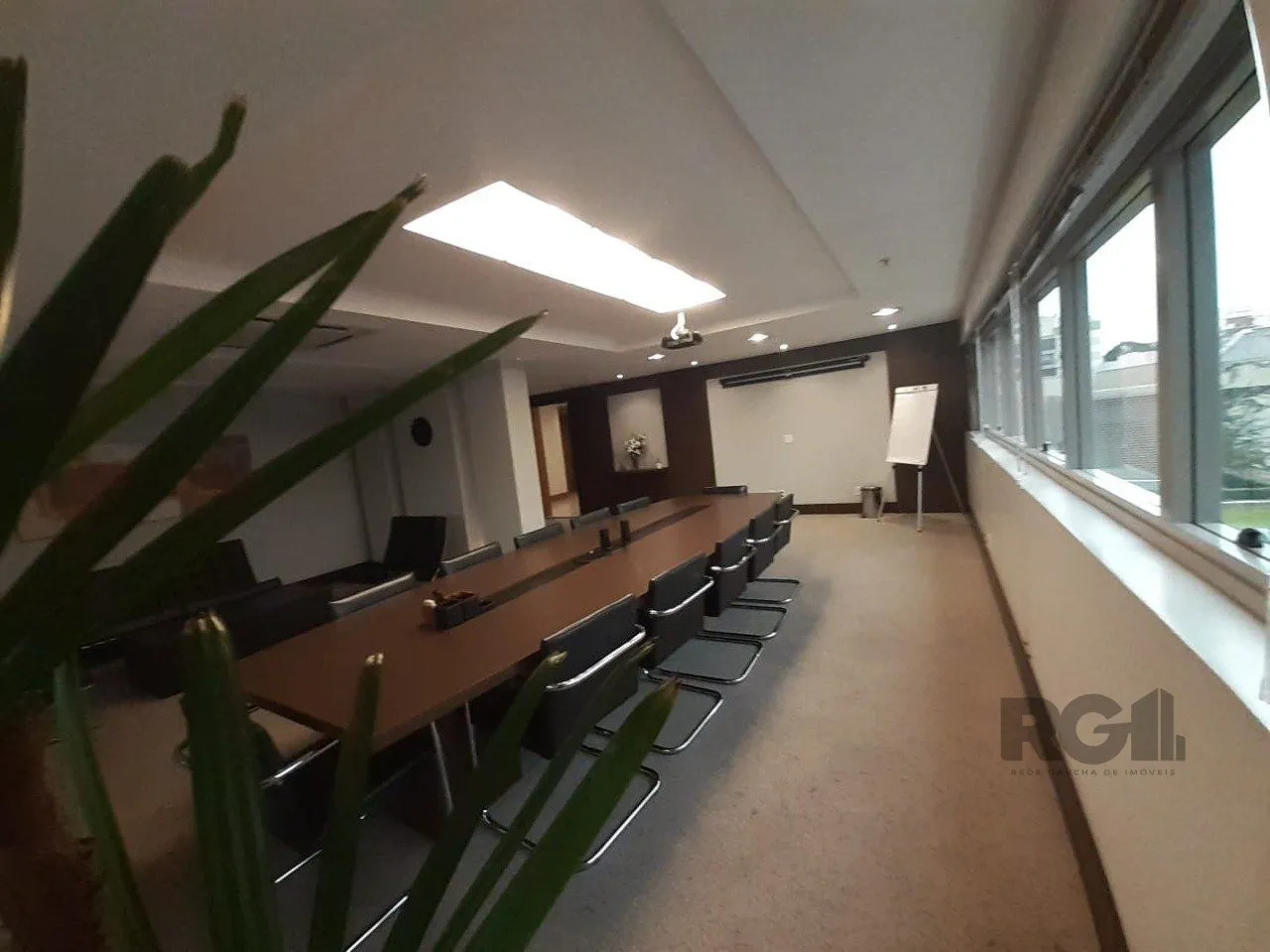 Imagem Excelente sala comercial no Menino Deus, com uma vaga de garagem.
