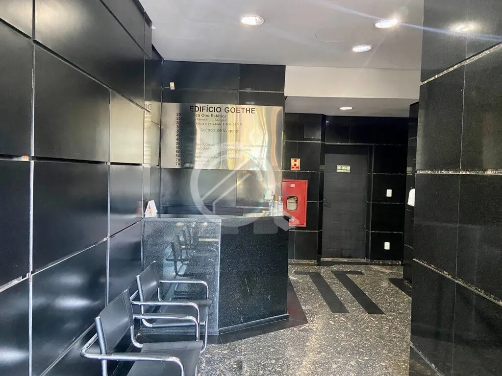 Imagem Impecável sala comercial dividida em três escritórios, recepção e toalete. Móveis planejados, ...