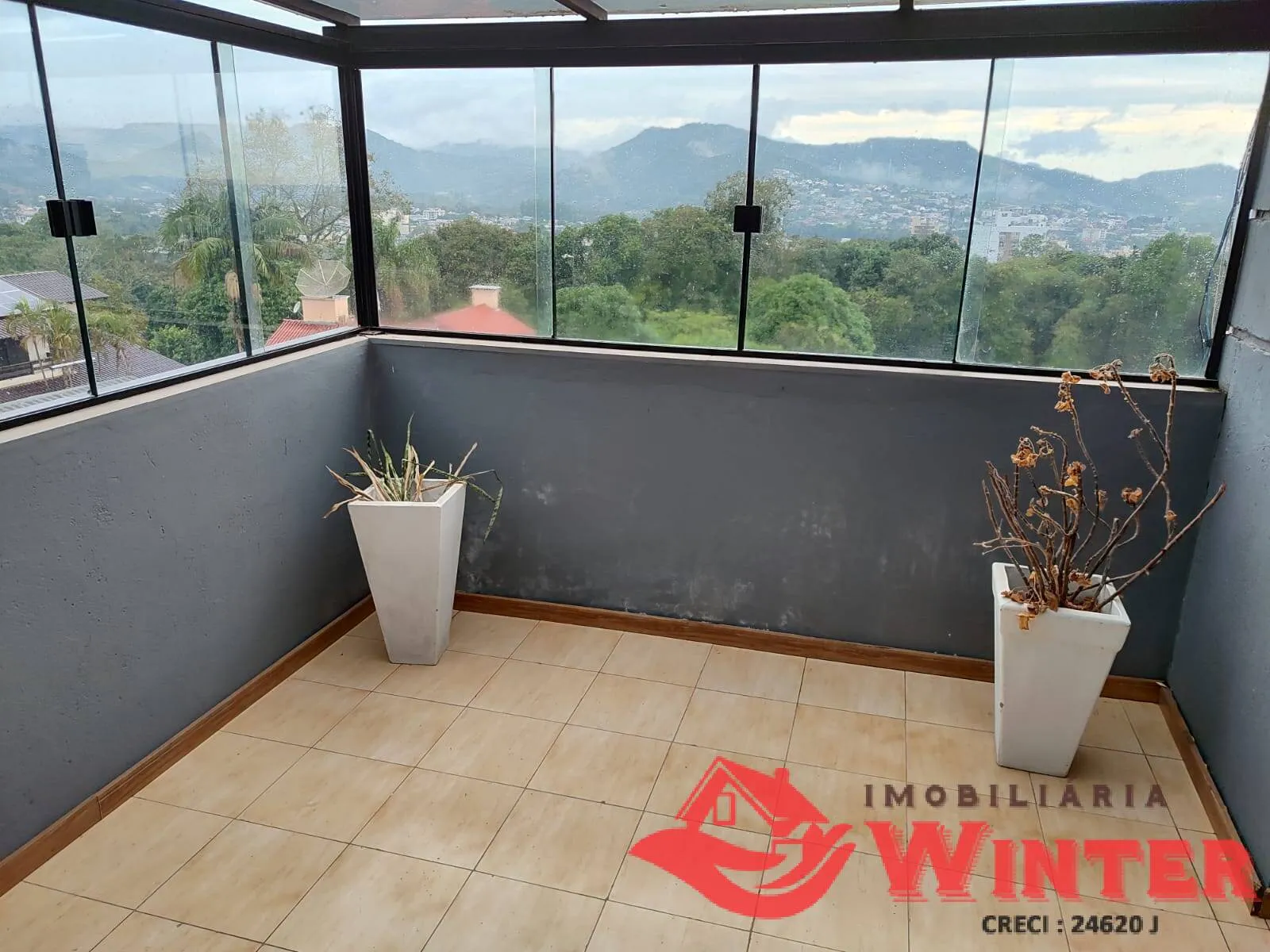 Imagem Apartamento com 3 andares de frente.