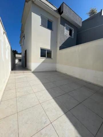 Imagem VENDA DE SOBRADO NO JORDANÓPOLIS, EM ARUJÁ/SP, 150m² com 2 suítes, sala de estar, quintal, edícula com banheiro e garagem para 2 autos. CONSULTE-NOS.