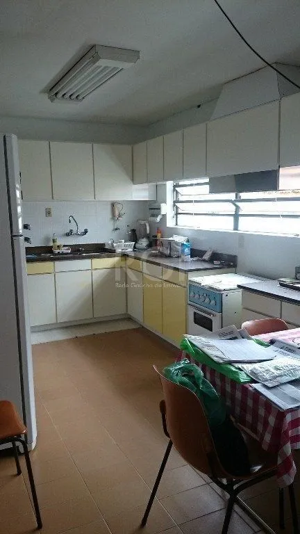 Imagem Casa com 4 dormitórios no Bairro Guarujá