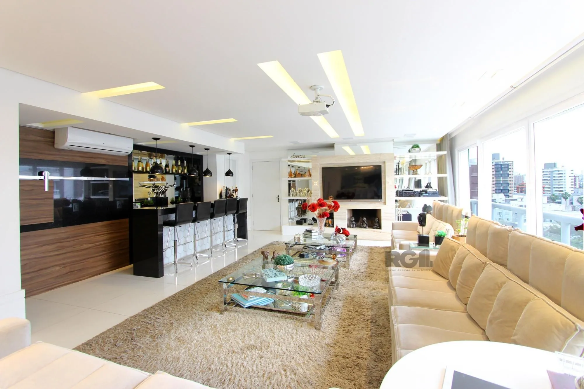 Imagem apartamento de 3 dormitórios, com 3 suítes no bairro Menino Deus