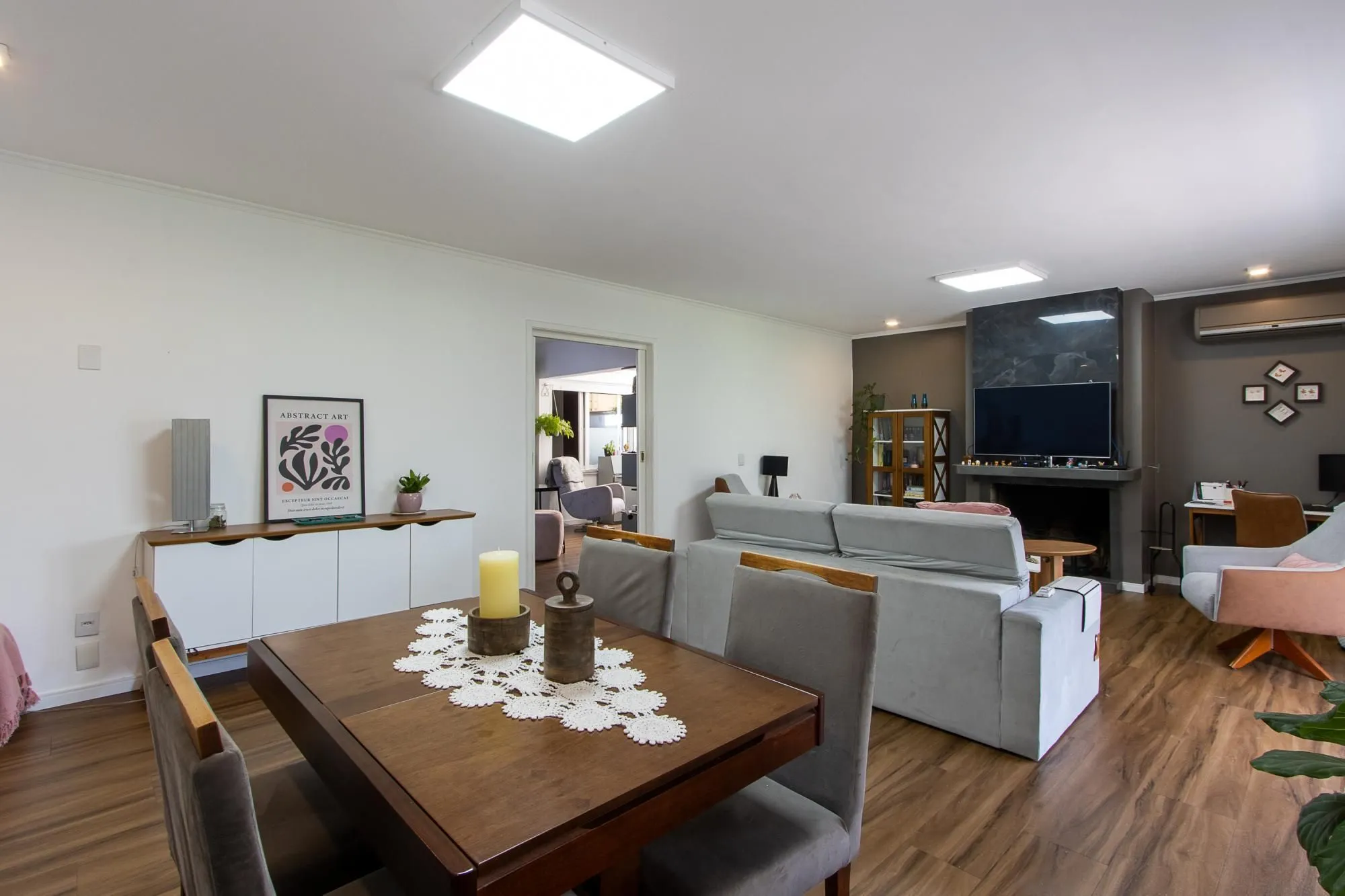 Imagem Linda casa totalmente reformada, 3 quartos (1 suite), 2 vagas cobertas - Bairro Nonoai