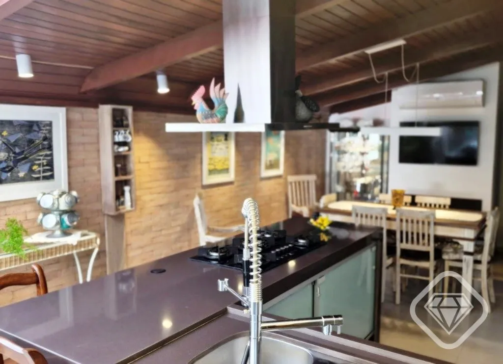 Imagem Casa em dois terrenos no bairro Guarujá, localizada em rua silenciosa, com excelente orientação s...