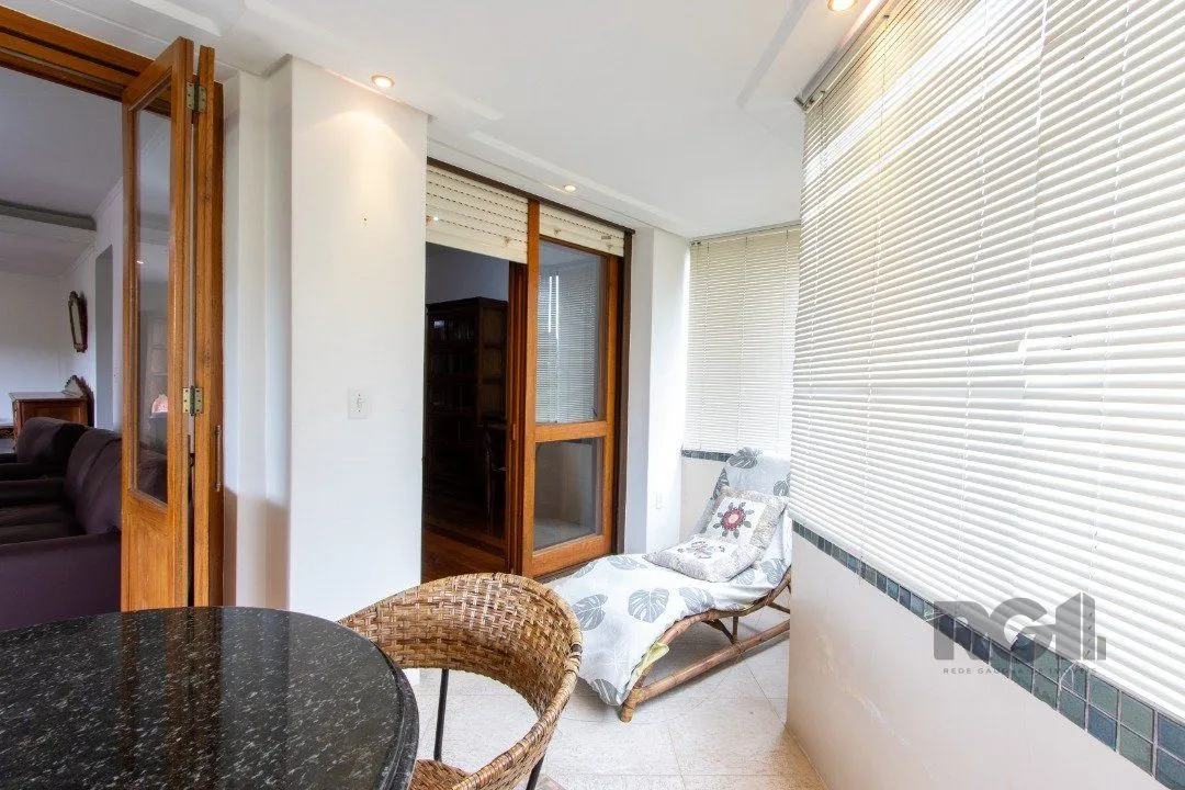 Imagem Apartamento semi mobiliado de 3 quartos com suíte no bairro Tristeza junto ao Colégio Mãe de Deus