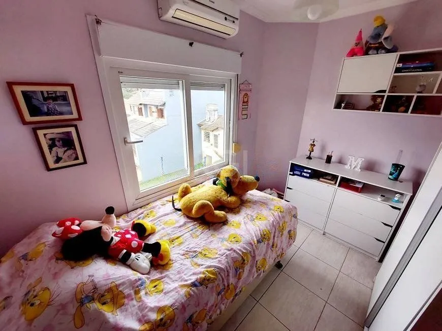 Imagem Casa com 03 dormitórios, 01 suíte, pátio com churrasqueira e 03 vagas de garagem no bairro Tristeza