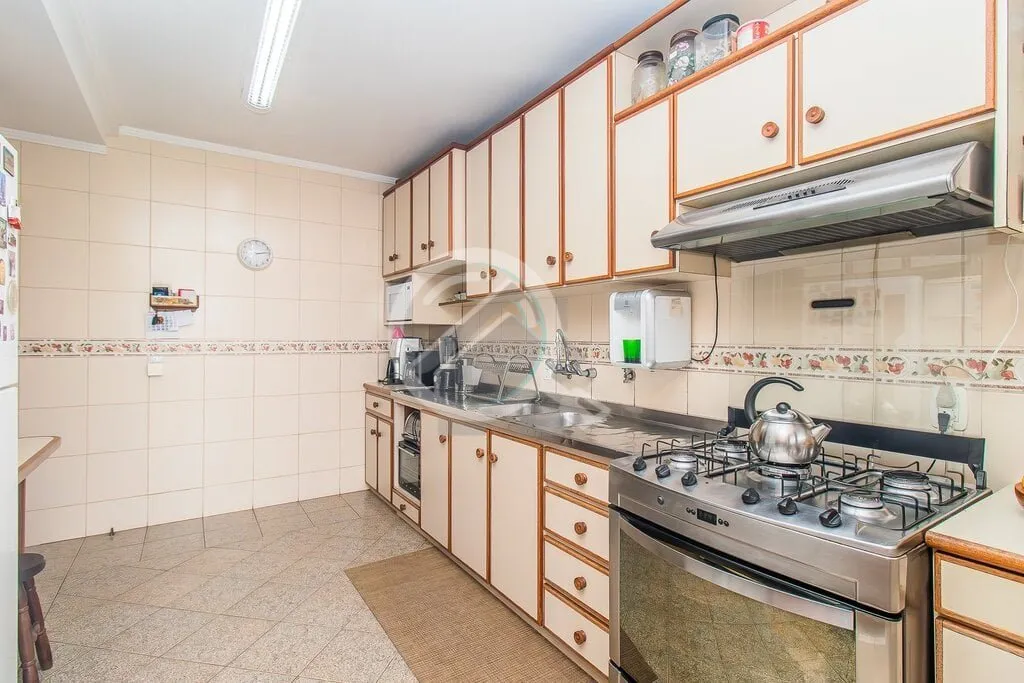 Imagem Casa com Living para três ambientes muito amplos com lareira e lavabo, copa cozinha com sacada para...