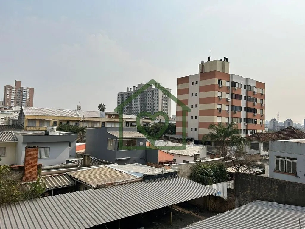 Imagem Sala comercial com orientação solar oeste. Possui um lavabo; prédio com dois elevadores, porteiro...