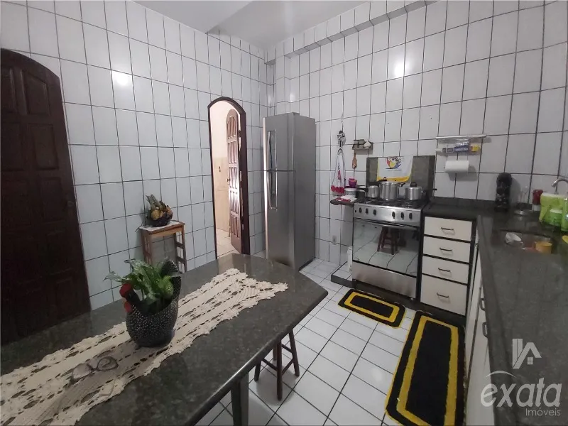 Imagem Manoel Plaza, casa com 3 quartos com 1 suite, sala e cozinha ampla, banheiro social, varandão, 3 vagas de garagem, terreno de 300 m²