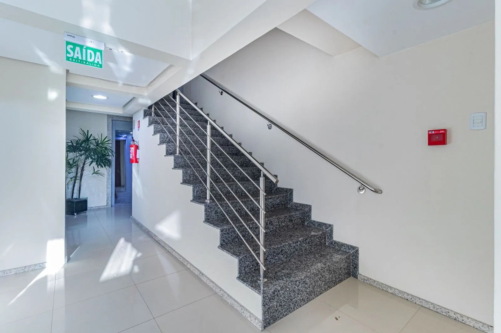 Imagem Oportunidade Única! Prédio Comercial em Localização Privilegiada em Porto Alegre