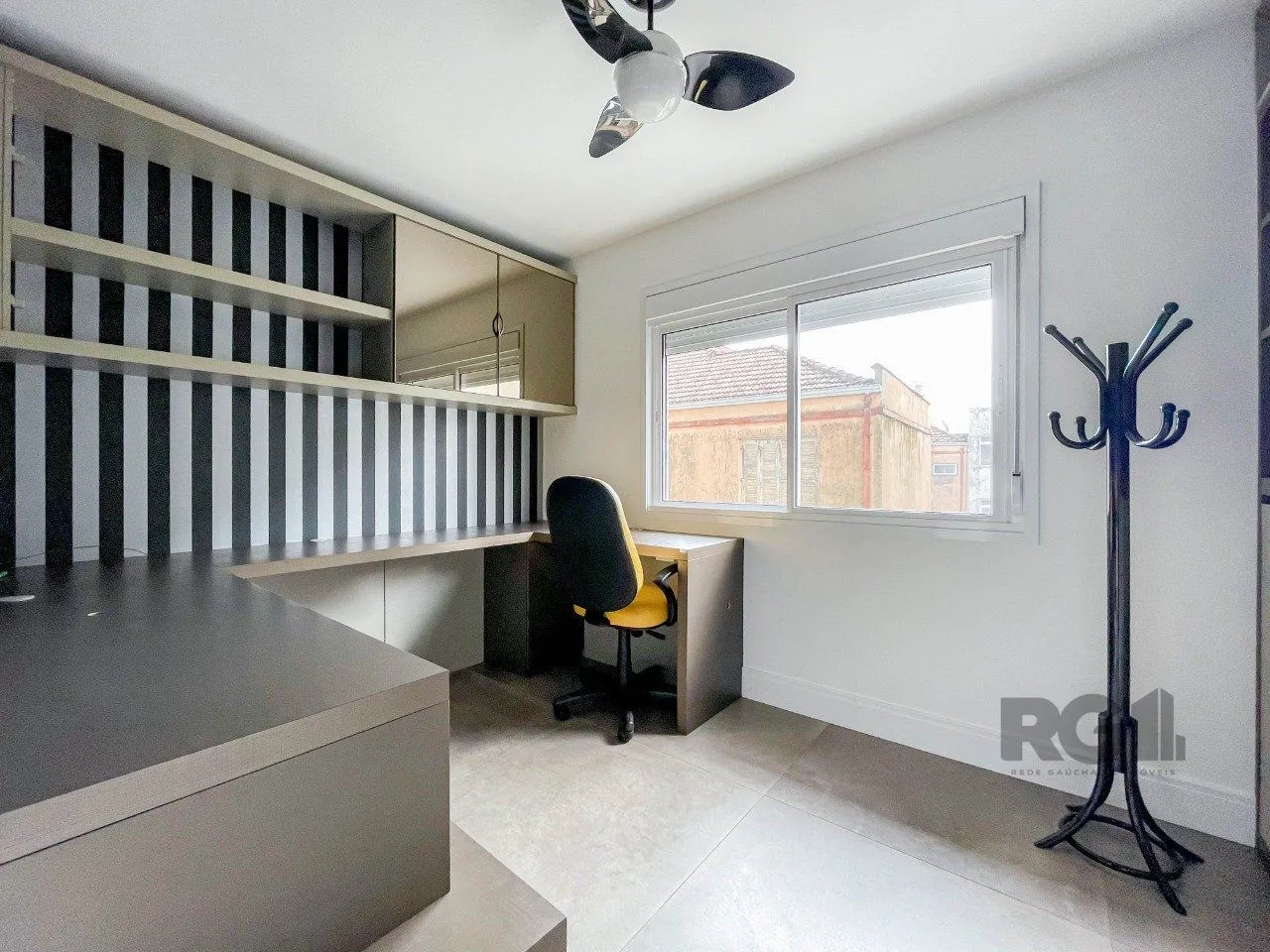 Imagem APARTAMENTO MOBILIADO 70M² DE 2 DORMITÓRIOS E 1 VAGA - BAIRRO MENINO DEUS