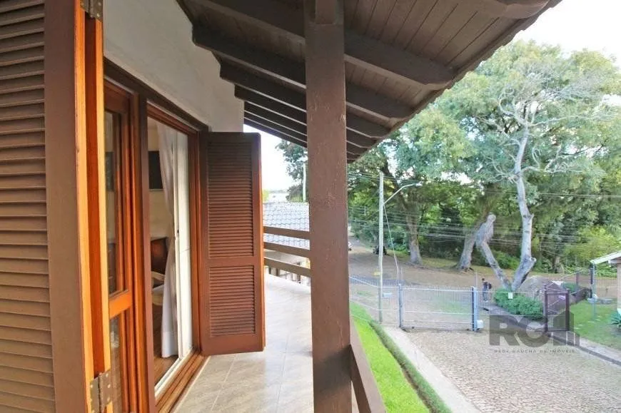 Imagem Casa 245m² - 3 dormitórios, 4 vagas no bairro Cavalhada