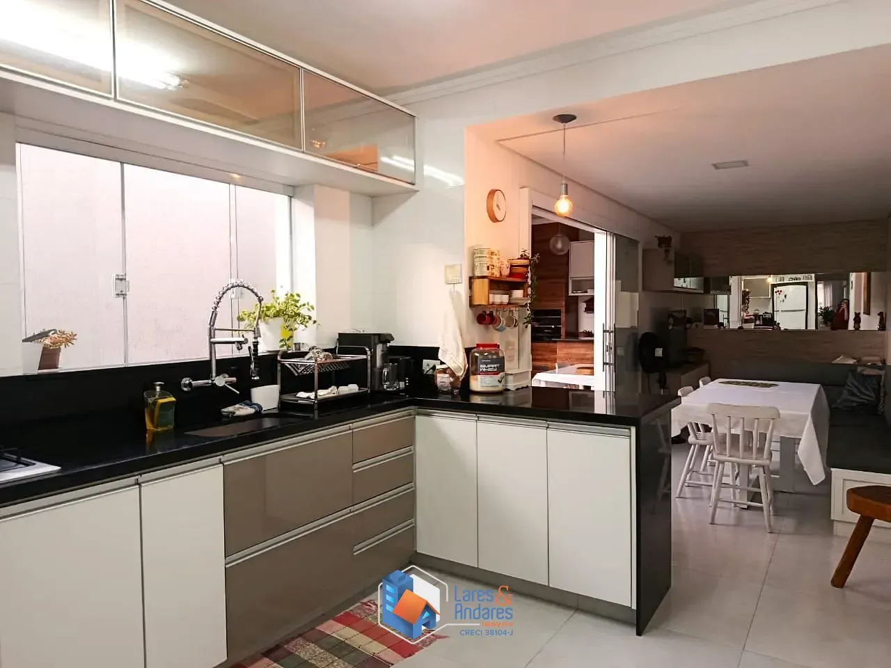 Imagem SOBRADO IMPECÁVEL À VENDA COM 250 M², 3 DORMS (1 SUÍTE), COZINHA INTEGRADA COM ÁREA GOURMET, MÓVEIS PLANEJADOS E 2 VGS - VILA PRUDENTE, SÃO PAULO, SP.