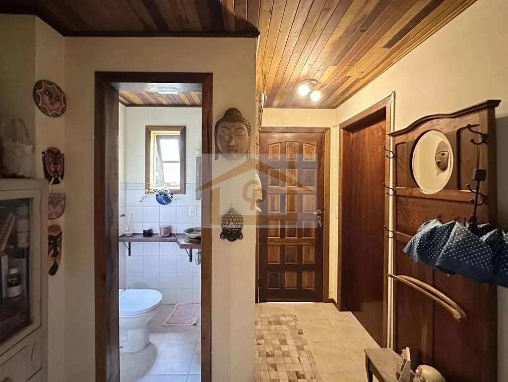 Imagem Rústica, avarandada, Mista alvenaria e madeira de lei, 3 dorms/1ste, gourmet, lareira!
