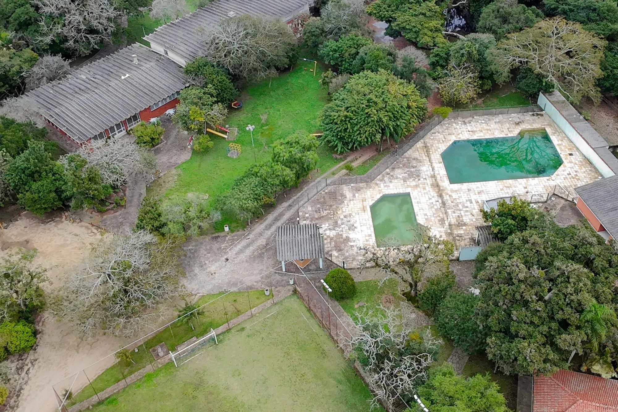 Imagem Terreno com edificações para múltiplos negócios lucrativos.