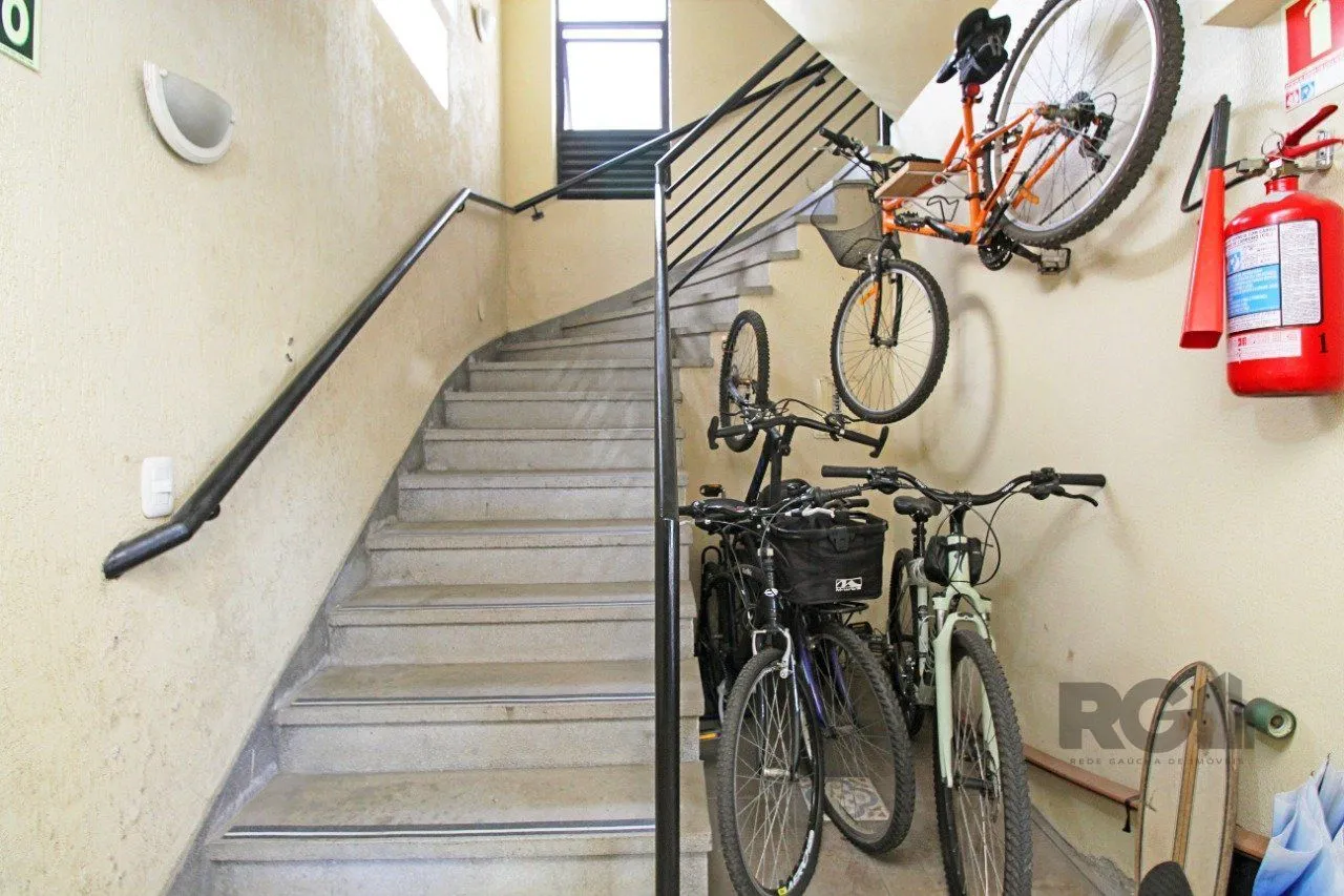 Imagem Apartamento de 2 dormitórios e 1 vaga de garagem no bairro Santana em PoA