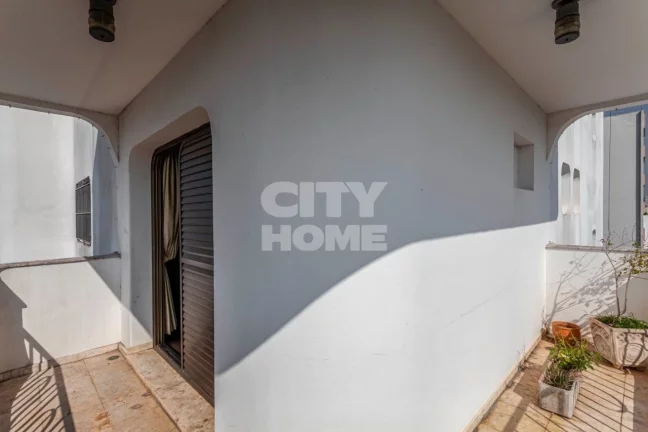 Imagem Ótimo apartamento com 301m² no Campo Belo, um por andar. Amplo living com varanda, home theather, ...