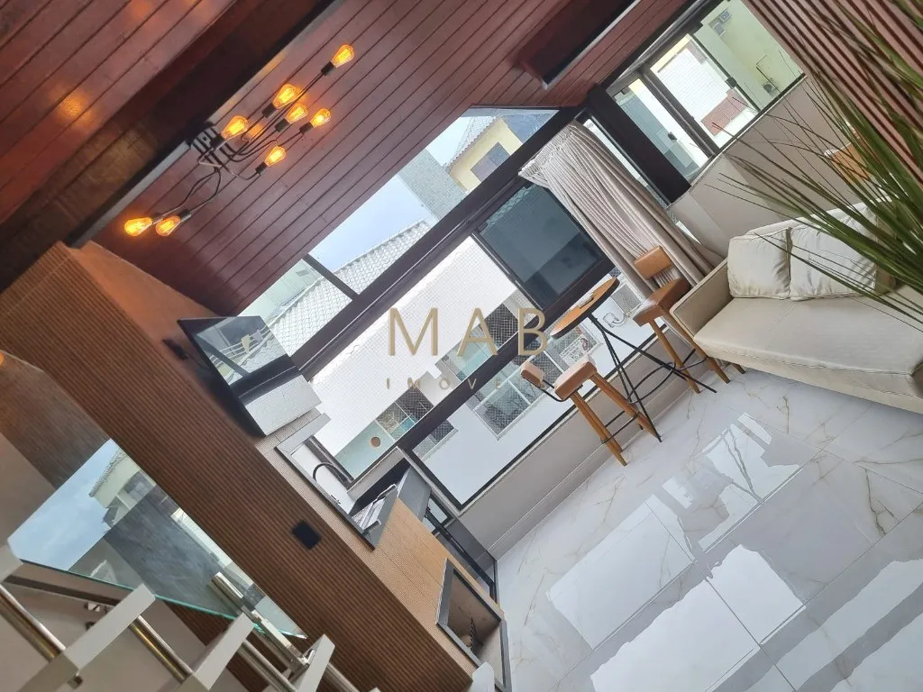 Imagem TRIPLEX FRENTE MAR NA PRAIA DOS INGLESES | FLORIANÓPOLIS Existem imóveis bonitos? E existem imóveis que despertam desejo no primeiro olhar.