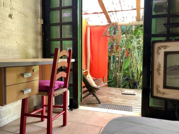 Imagem Oportunidade única: Casa dos sonhos em Garopaba com edícula e jardim exuberante!