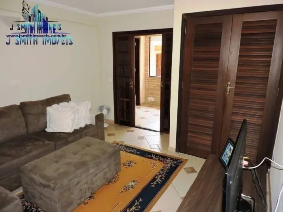 Imagem Casa na Granja Viana com muito espaço em rua tranquila
 Casa com pé direito alto, amplas varandas,...